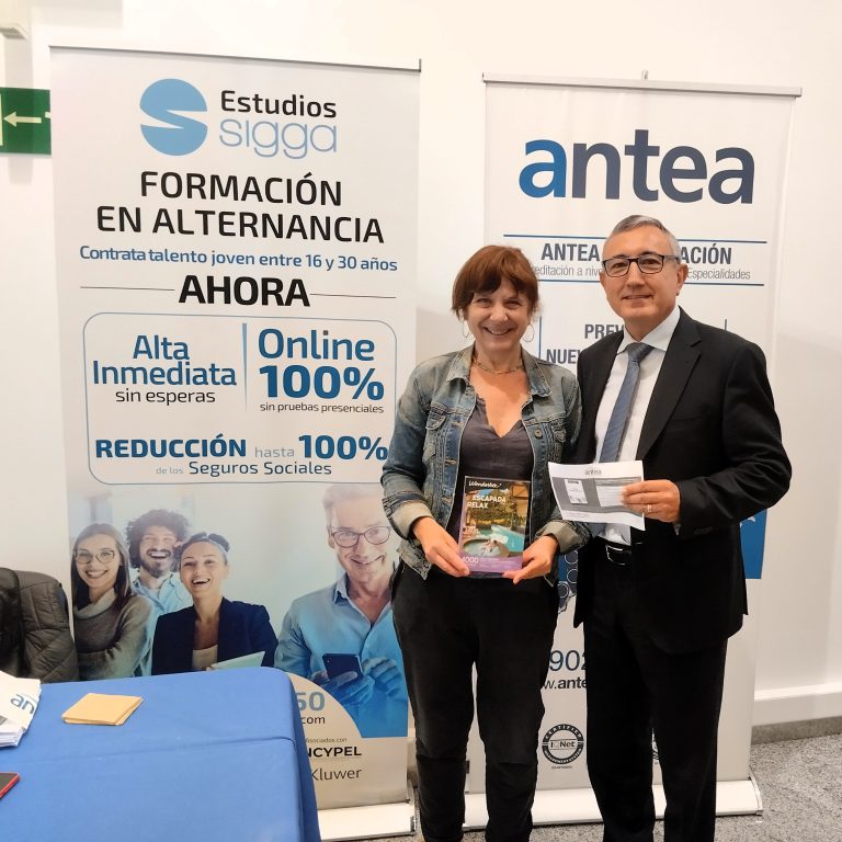 Entrega de obsequio a la ganadora (Mª José Bertomeu, del despacho Equip Juridic Assesor) de nuestro habitual sorteo entre los Colegiados.