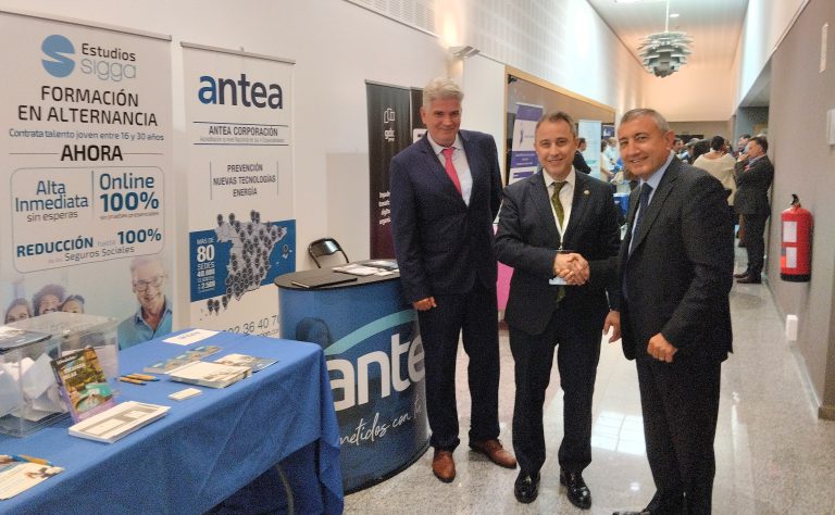 Director PASCUAL MAS GONZALEZ y consultor Jose M Santos junto a D. Vicente Vercher Rosat, decano del COGRASOVA (Colegio Oficial de Graduados Sociales de Valencia)