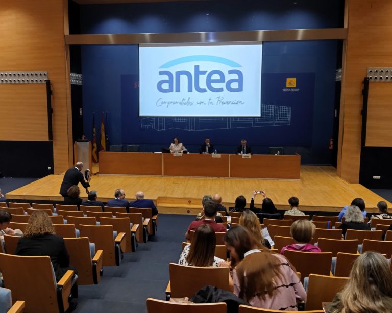Nuestro director PASCUAL MAS GONZALEZ presentando nuestros servicios en la sala de ponencias.