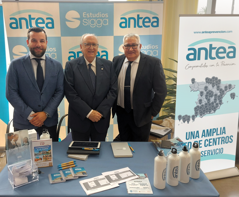 Parte del equipo de Cádiz junto al Presidente del Colegio